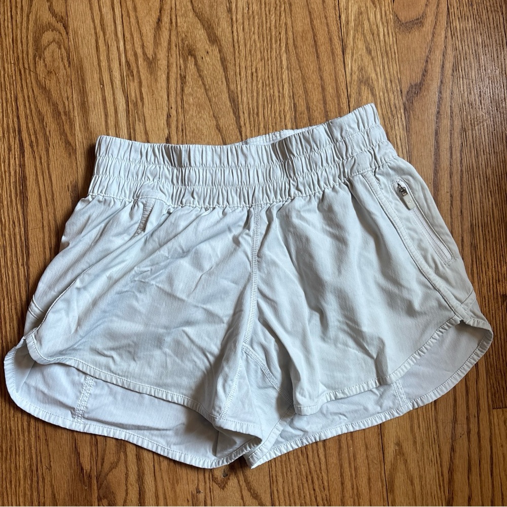 Lululemon Women Size 6 Tracker Shorts White Athleisure Gym Performance Running
